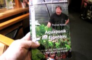 Aquaponik Buch in der Hand